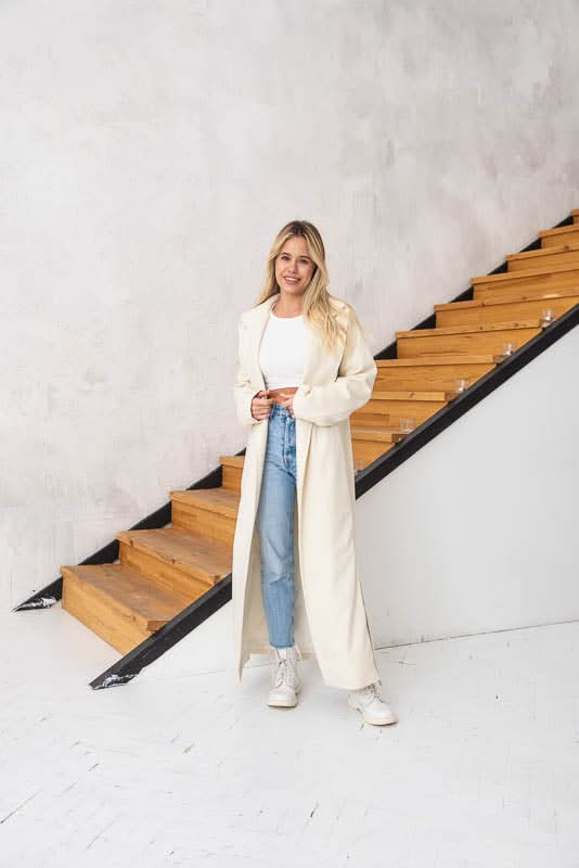 Lightweight coat with side slits. Composition: wool and cashmere