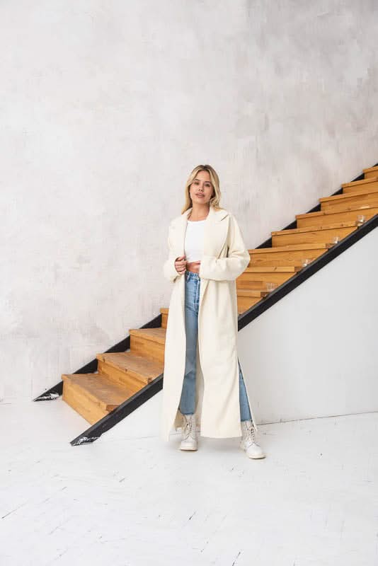 Lightweight coat with side slits. Composition: wool and cashmere