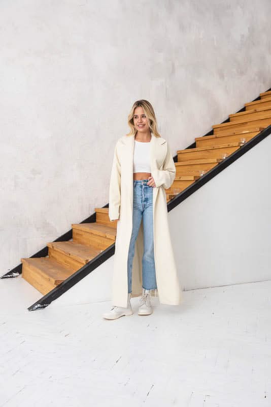 Lightweight coat with side slits. Composition: wool and cashmere