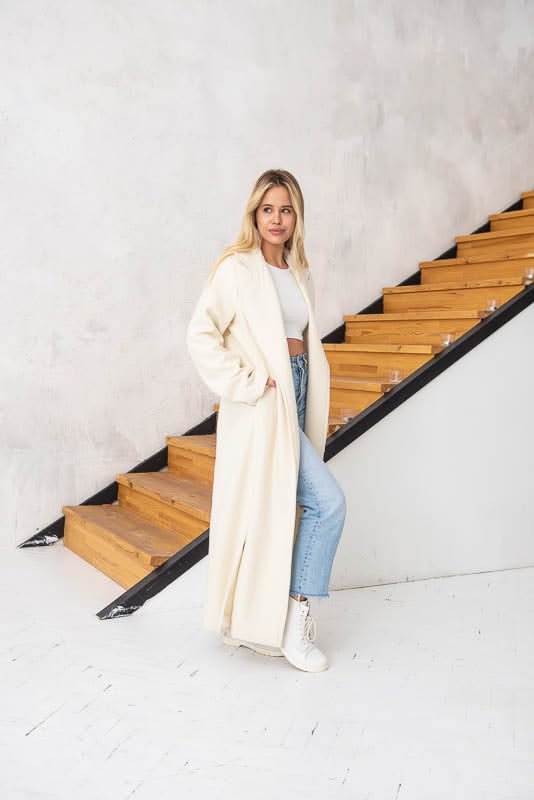 Lightweight coat with side slits. Composition: wool and cashmere