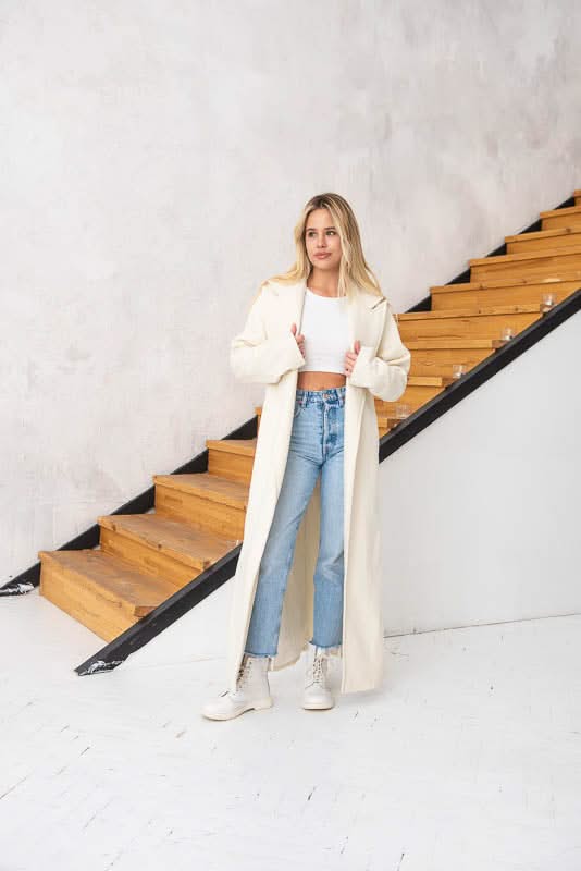 Lightweight coat with side slits. Composition: wool and cashmere