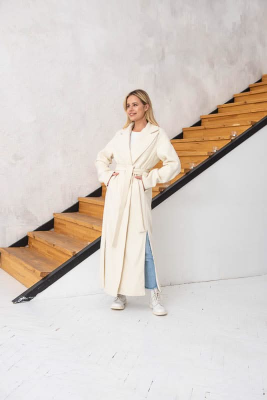 Lightweight coat with side slits. Composition: wool and cashmere