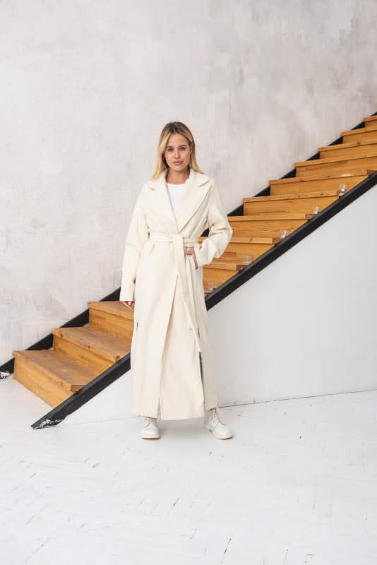 Lightweight coat with side slits. Composition: wool and cashmere