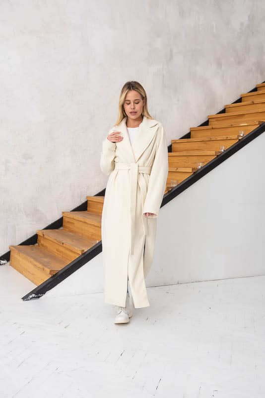 Lightweight coat with side slits. Composition: wool and cashmere