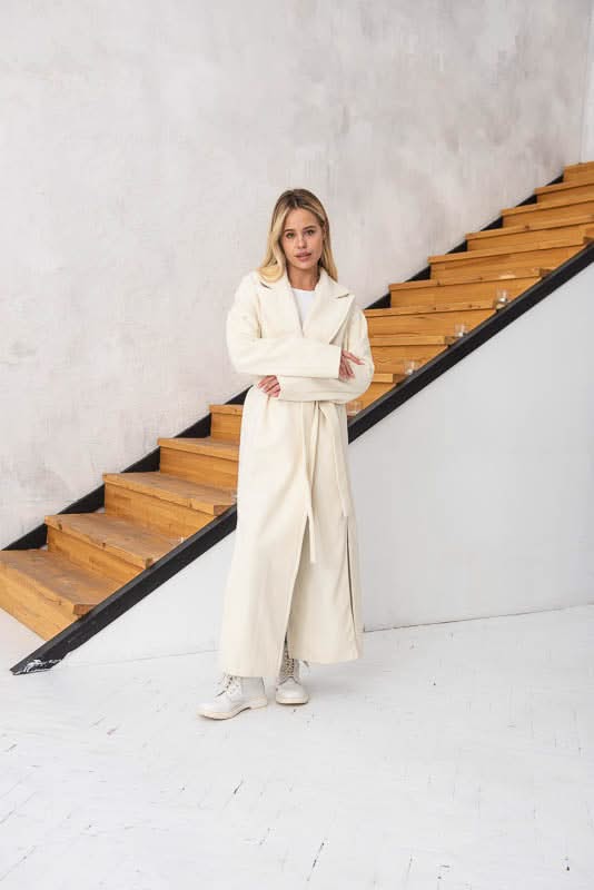 Lightweight coat with side slits. Composition: wool and cashmere