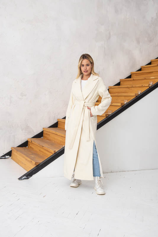 Lightweight coat with side slits. Composition: wool and cashmere