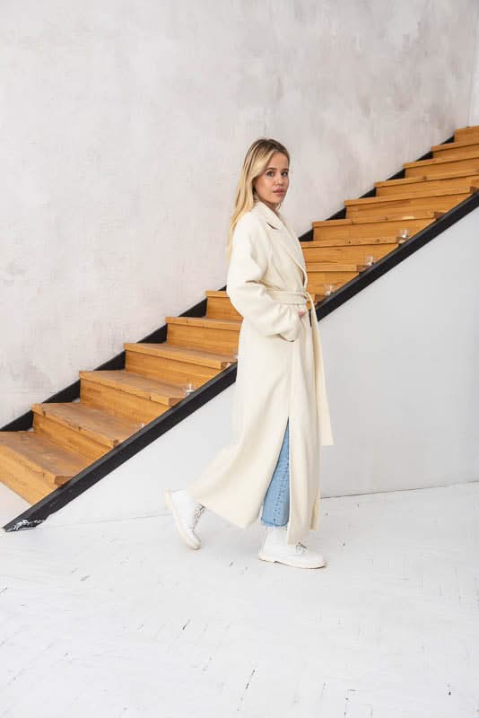 Lightweight coat with side slits. Composition: wool and cashmere