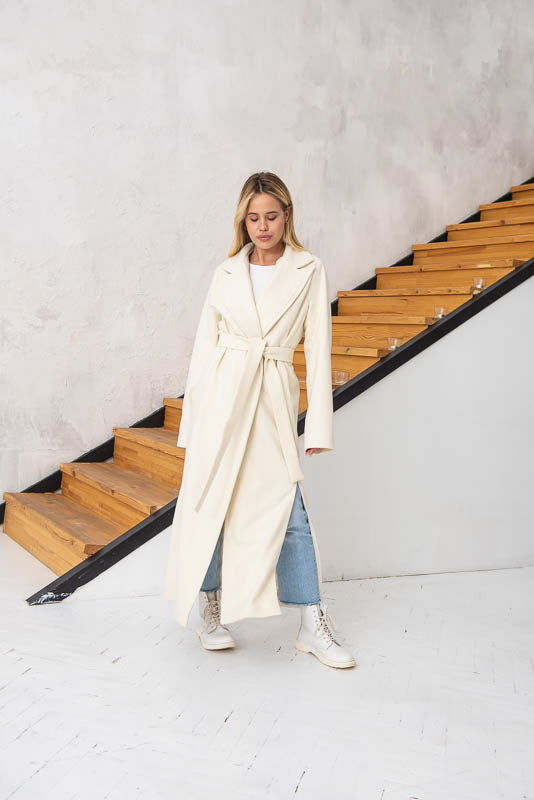 Lightweight coat with side slits. Composition: wool and cashmere