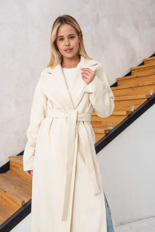 Lightweight coat with side slits. Composition: wool and cashmere