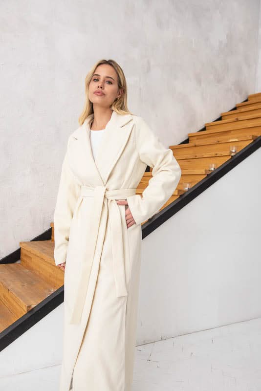 Lightweight coat with side slits. Composition: wool and cashmere