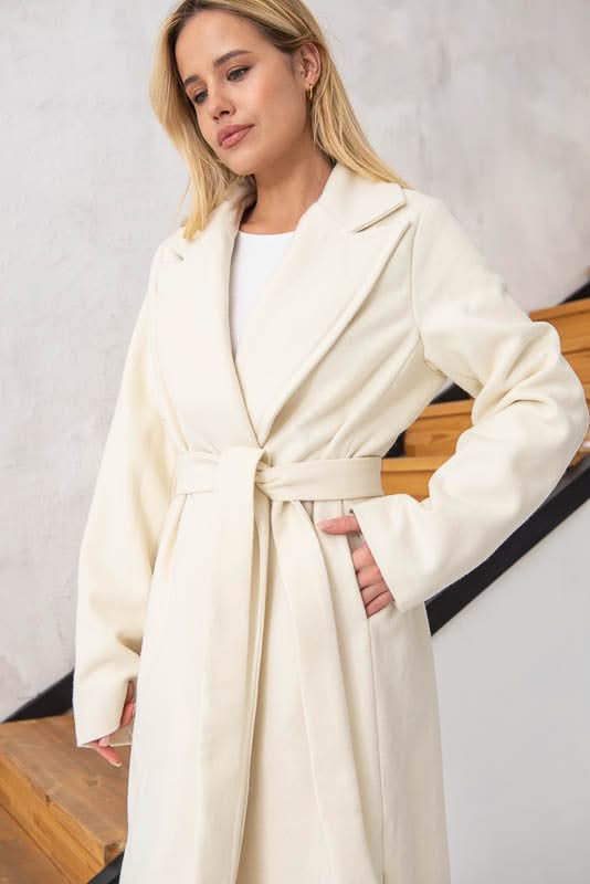 Lightweight coat with side slits. Composition: wool and cashmere
