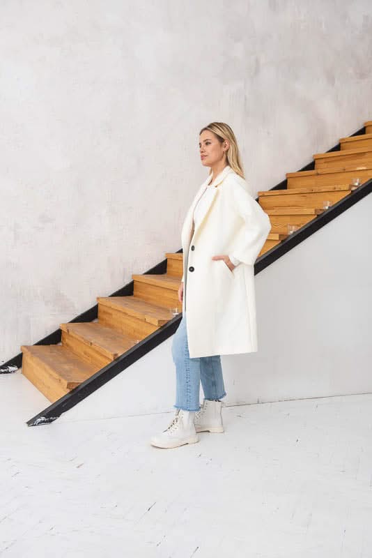 Unlined coat. Buttoned. Three-quarter sleeves. Wool and cashmere blend.