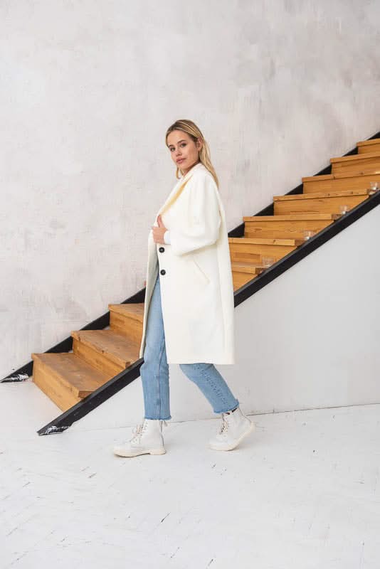 Unlined coat. Buttoned. Three-quarter sleeves. Wool and cashmere blend.