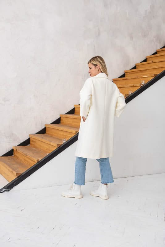 Unlined coat. Buttoned. Three-quarter sleeves. Wool and cashmere blend.