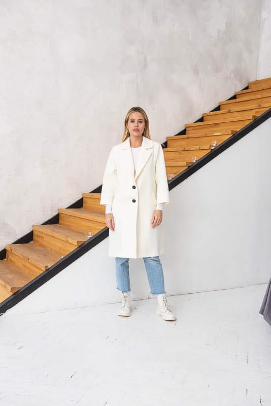 Unlined coat. Buttoned. Three-quarter sleeves. Wool and cashmere blend.