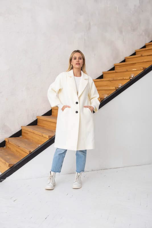 Unlined coat. Buttoned. Three-quarter sleeves. Wool and cashmere blend.