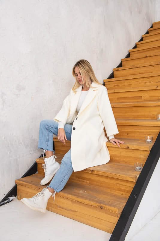 Unlined coat. Buttoned. Three-quarter sleeves. Wool and cashmere blend.