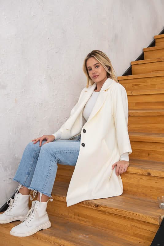 Unlined coat. Buttoned. Three-quarter sleeves. Wool and cashmere blend.