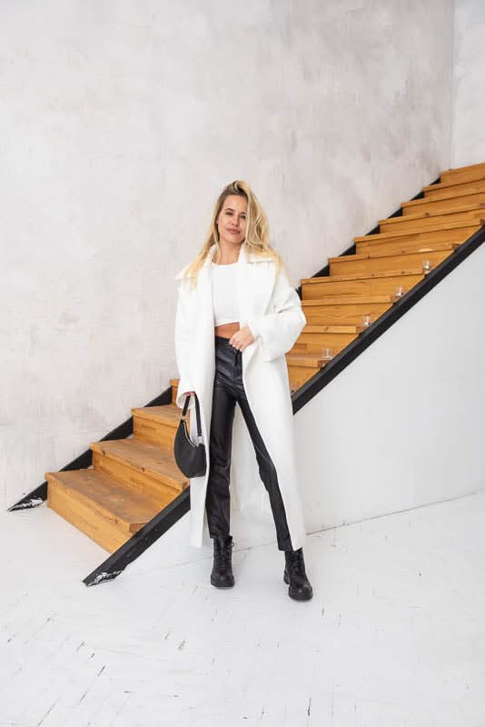 Kimono coat. Composition: cashmere and wool. Wide elastic waistband.