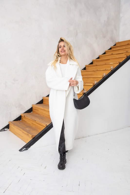 Kimono coat. Composition: cashmere and wool. Wide elastic waistband.