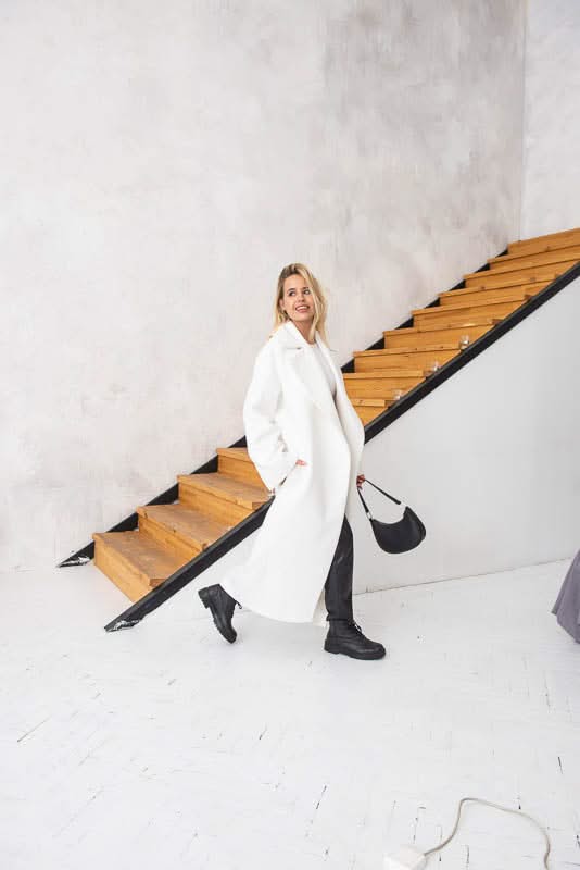Kimono coat. Composition: cashmere and wool. Wide elastic waistband.