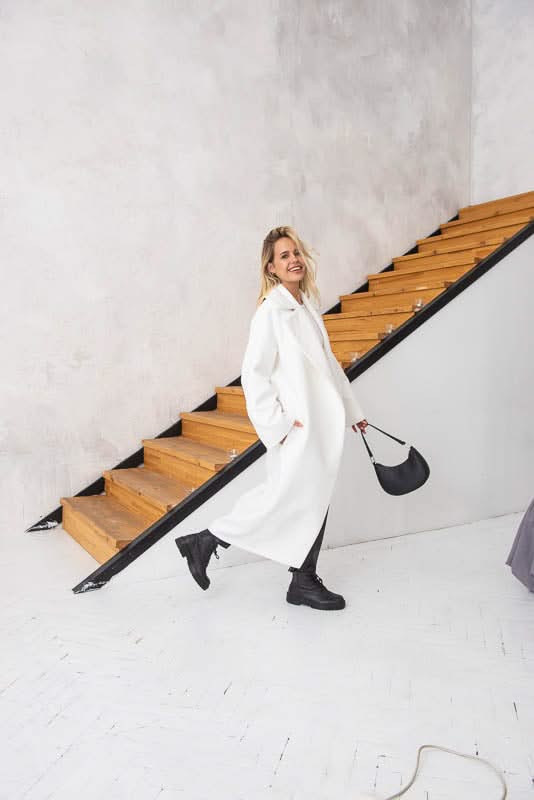 Kimono coat. Composition: cashmere and wool. Wide elastic waistband.