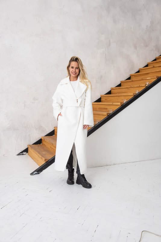 Kimono coat. Composition: cashmere and wool. Wide elastic waistband.