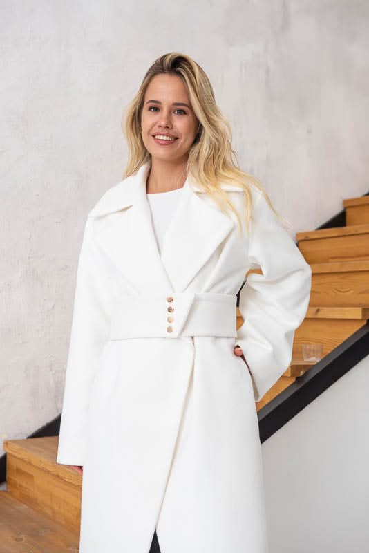 Kimono coat. Composition: cashmere and wool. Wide elastic waistband.