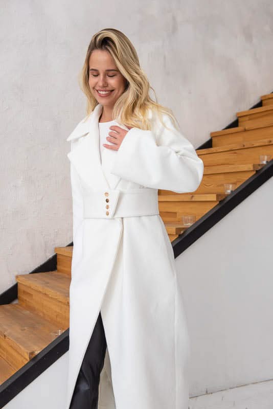 Kimono coat. Composition: cashmere and wool. Wide elastic waistband.
