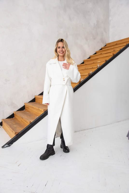 Kimono coat. Composition: cashmere and wool. Wide elastic waistband.