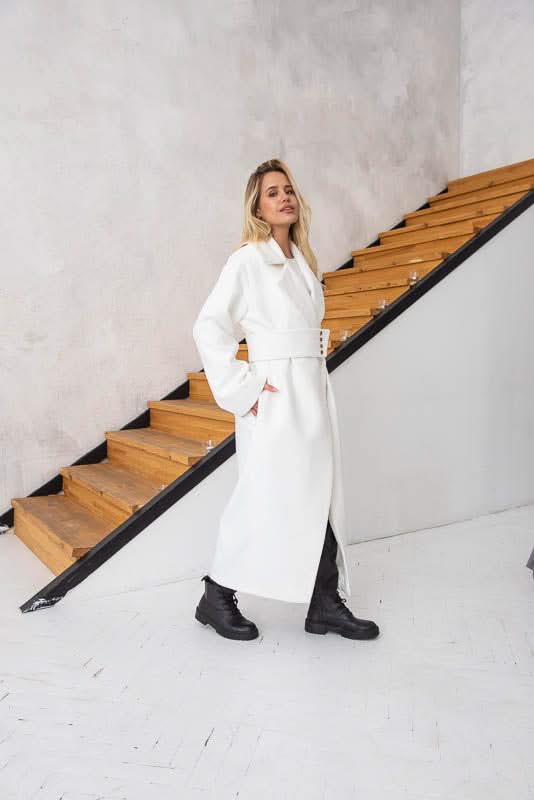 Kimono coat. Composition: cashmere and wool. Wide elastic waistband.