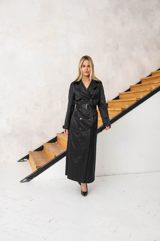 Satin trench coat with lining and pockets.