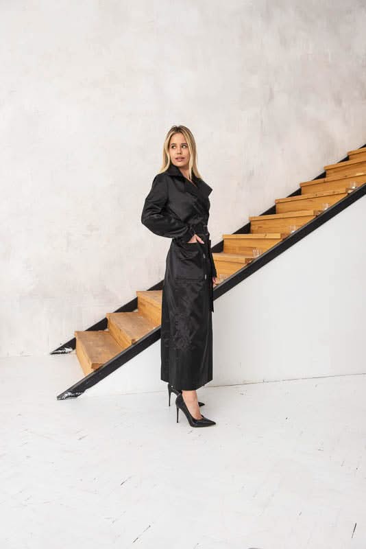 Satin trench coat with lining and pockets.