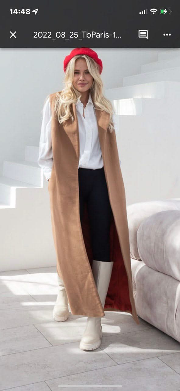 Sleeveless trench coat. Long.