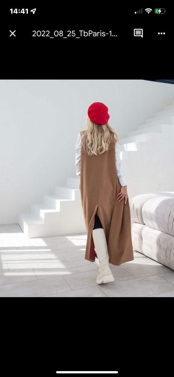 Sleeveless trench coat. Long.