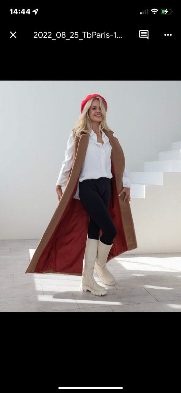 Sleeveless trench coat. Long.