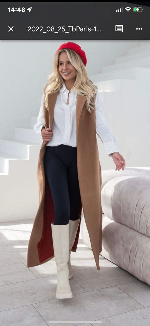 Sleeveless trench coat. Long.