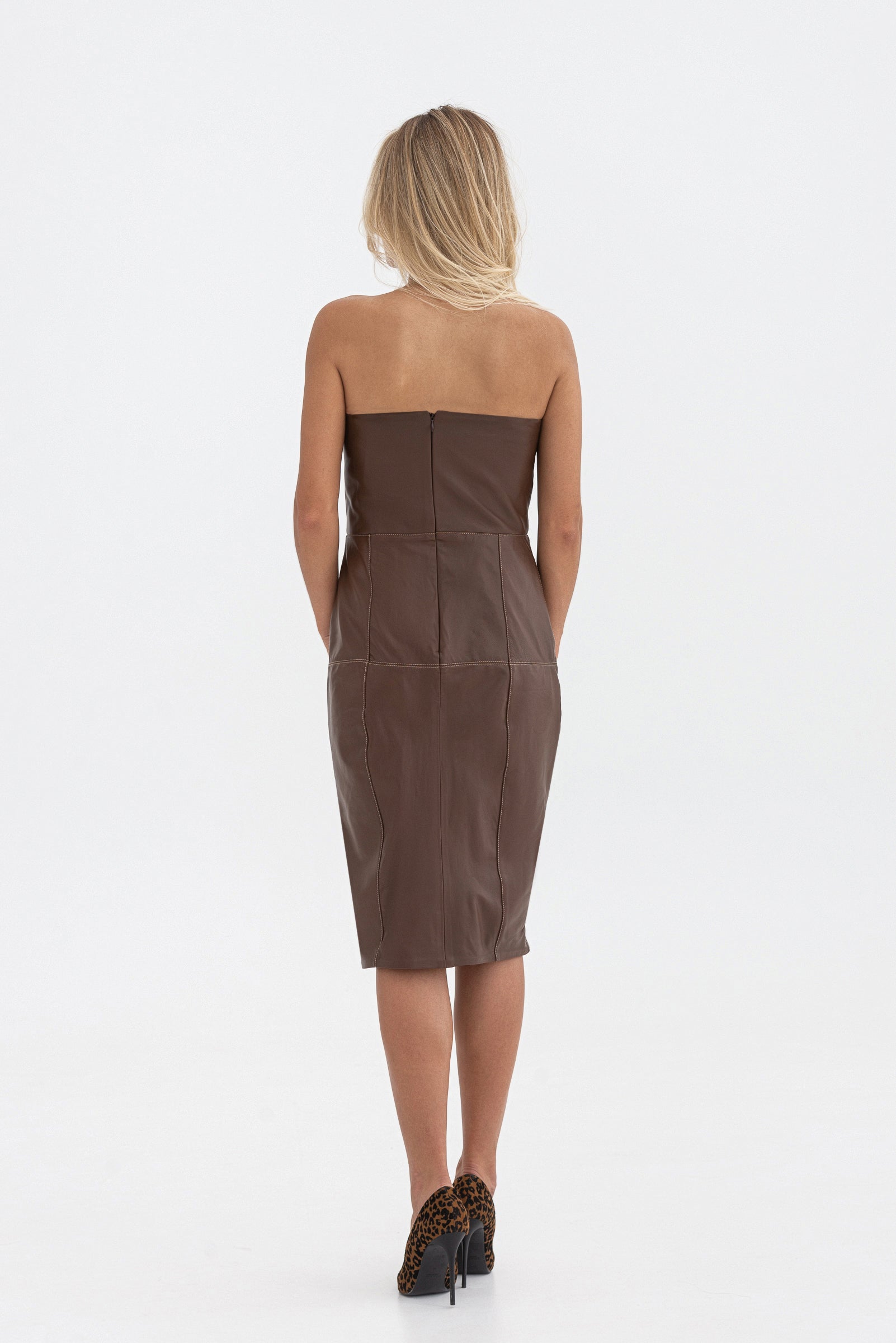 Strapless dress made of genuine leather. Adorned with decorative stitching.