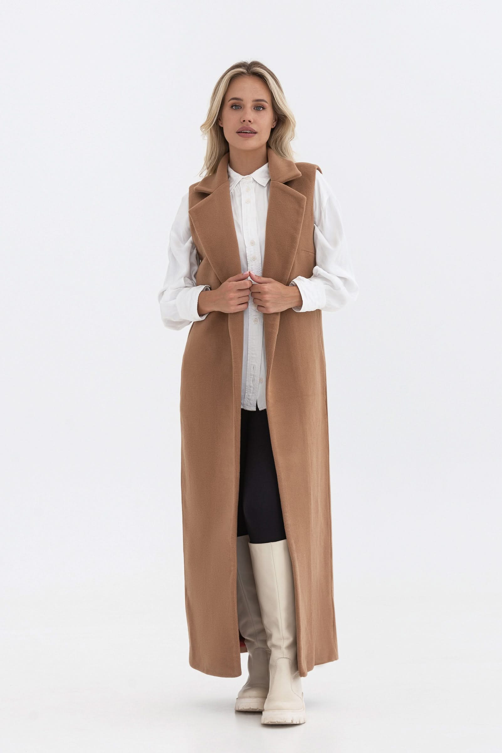 Sleeveless trench coat. Long.