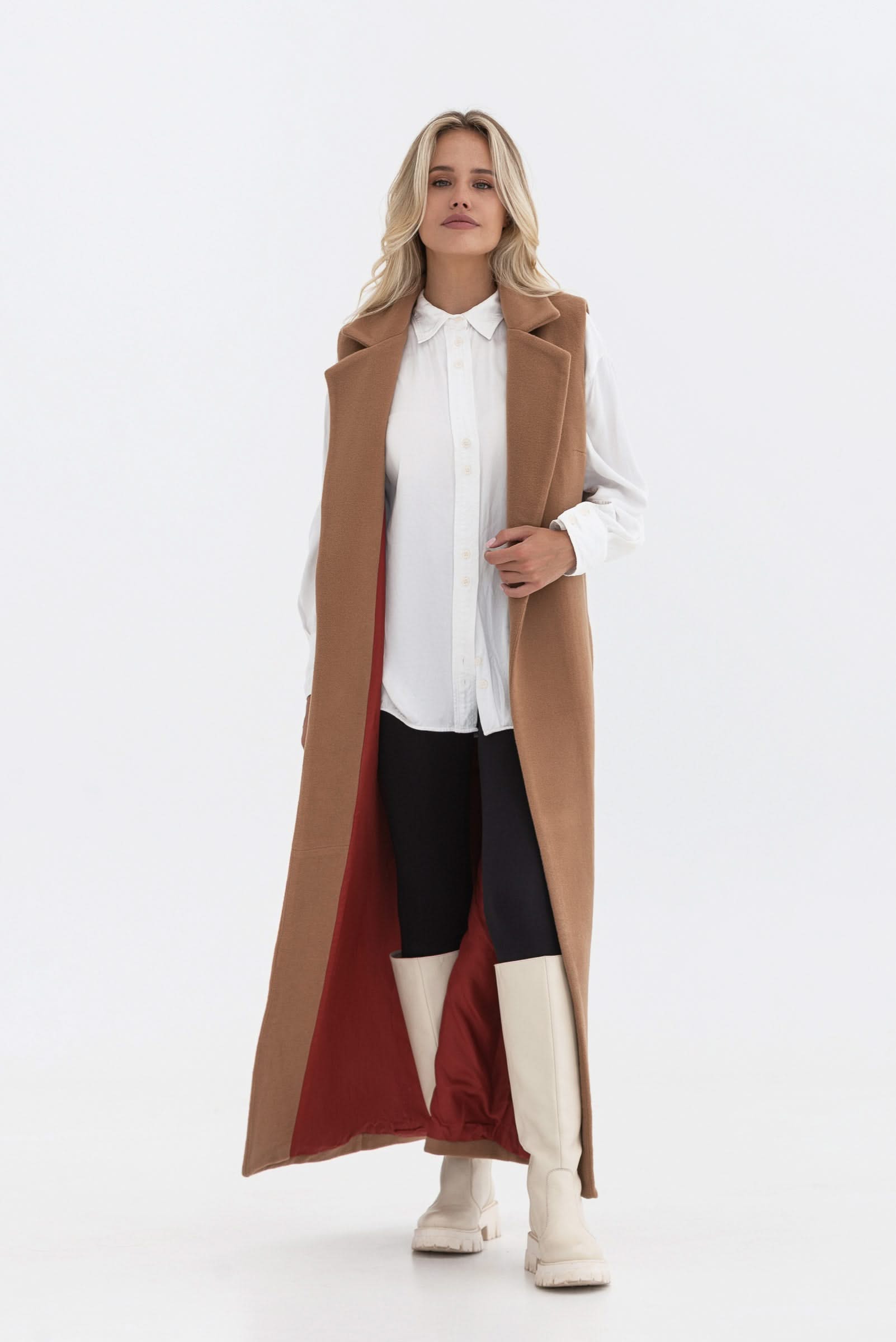 Sleeveless trench coat. Long.