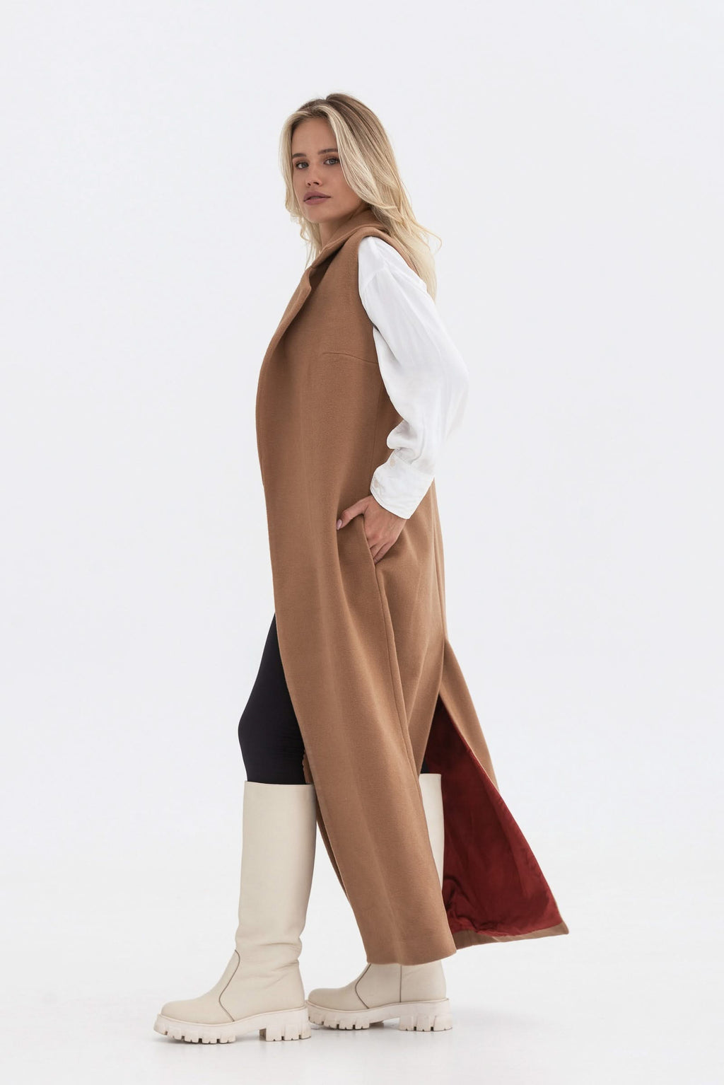 Sleeveless trench coat. Long.