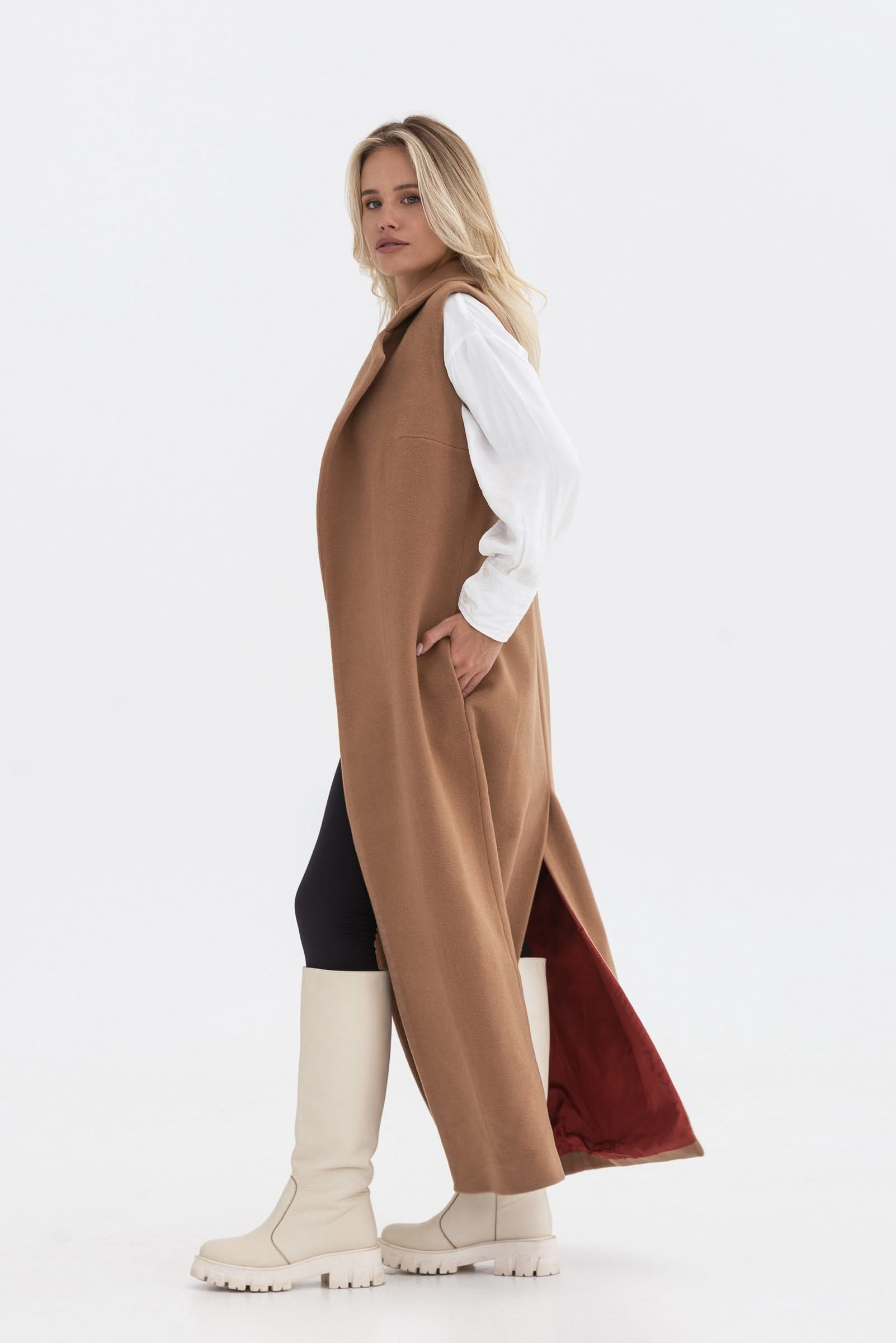 Sleeveless trench coat. Long.