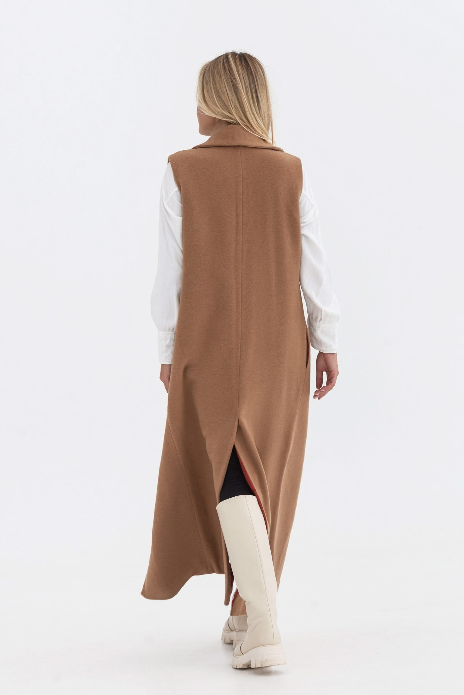 Sleeveless trench coat. Long.