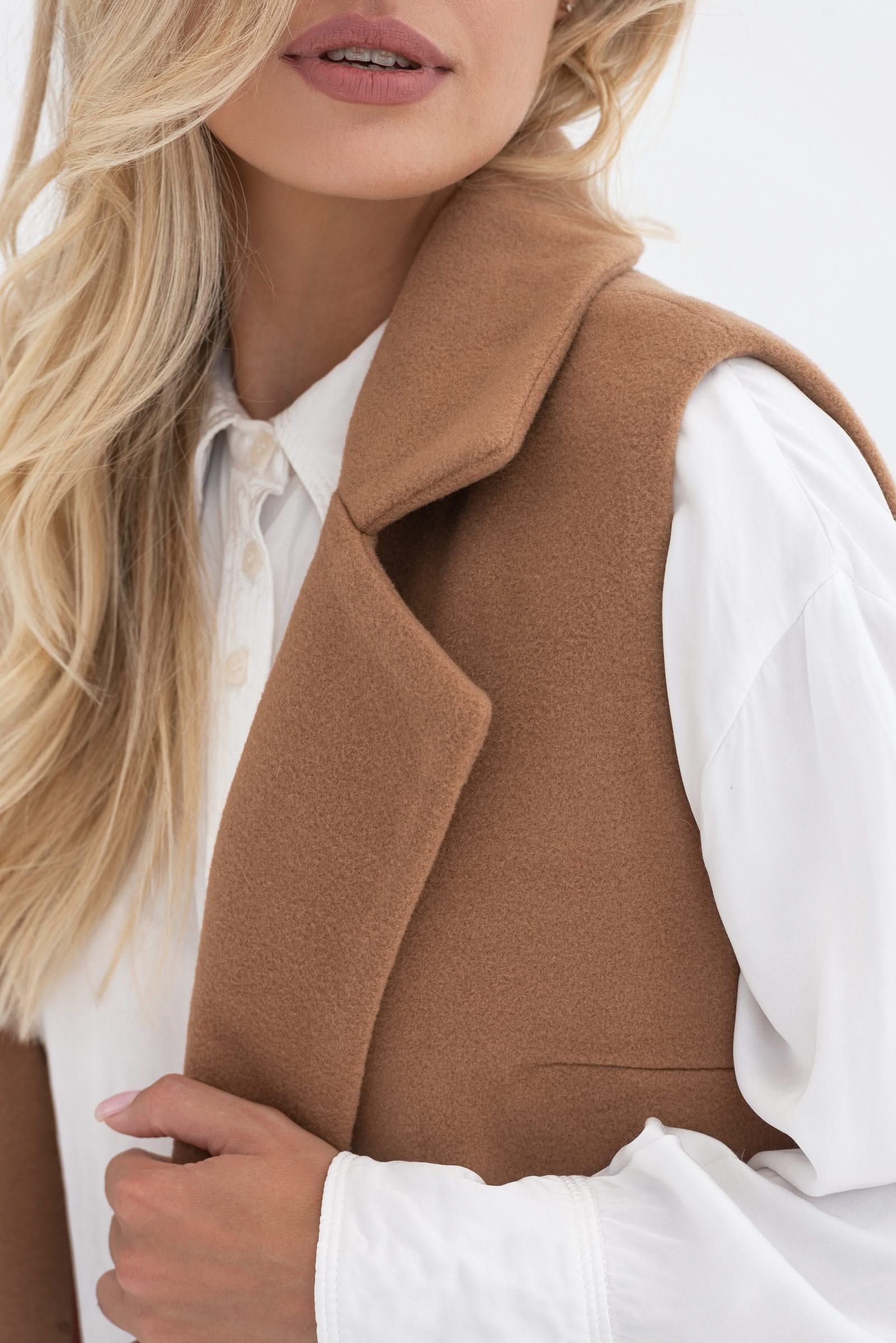 Sleeveless trench coat. Long.