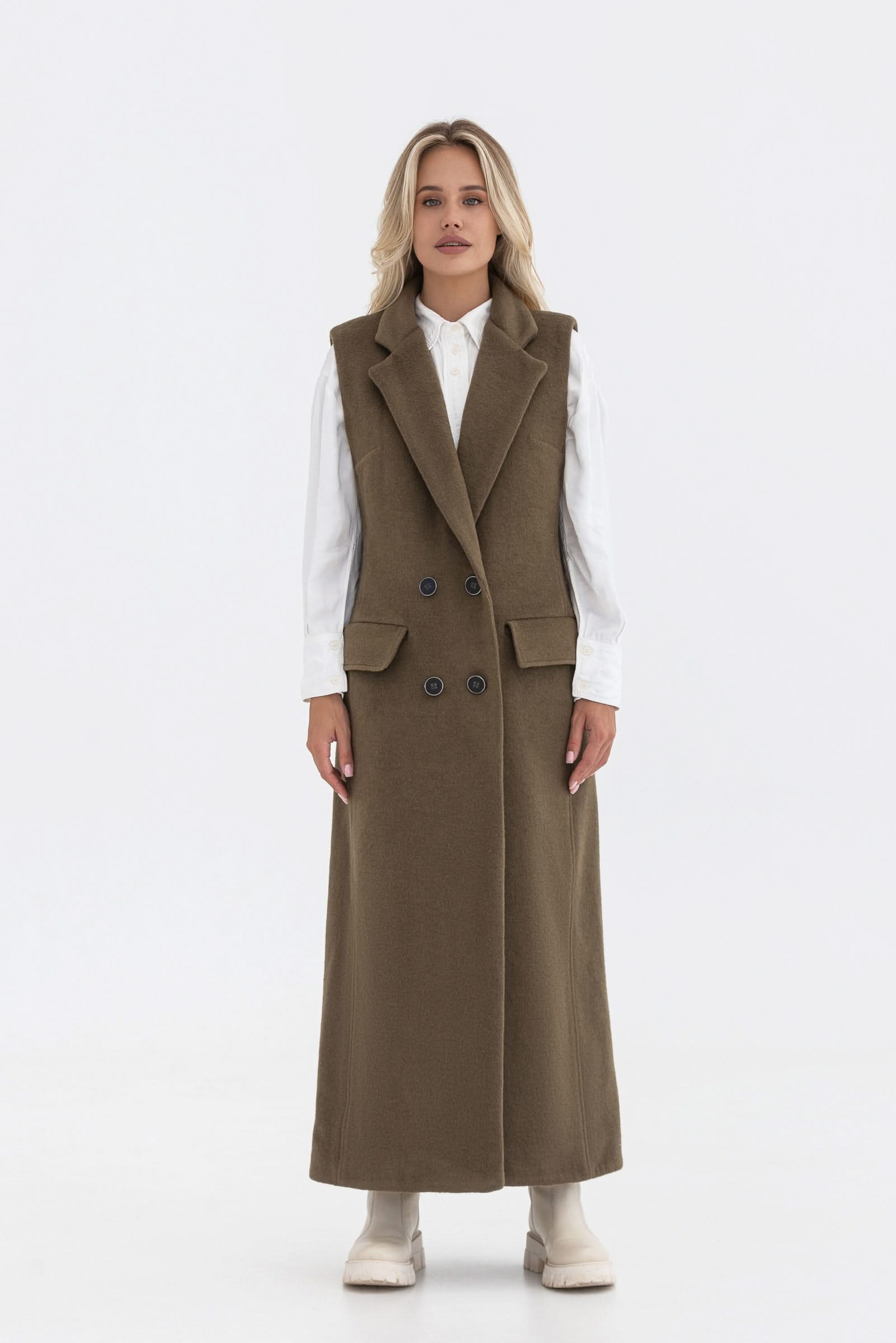 Sleeveless trench coat. Long. Buttoned.