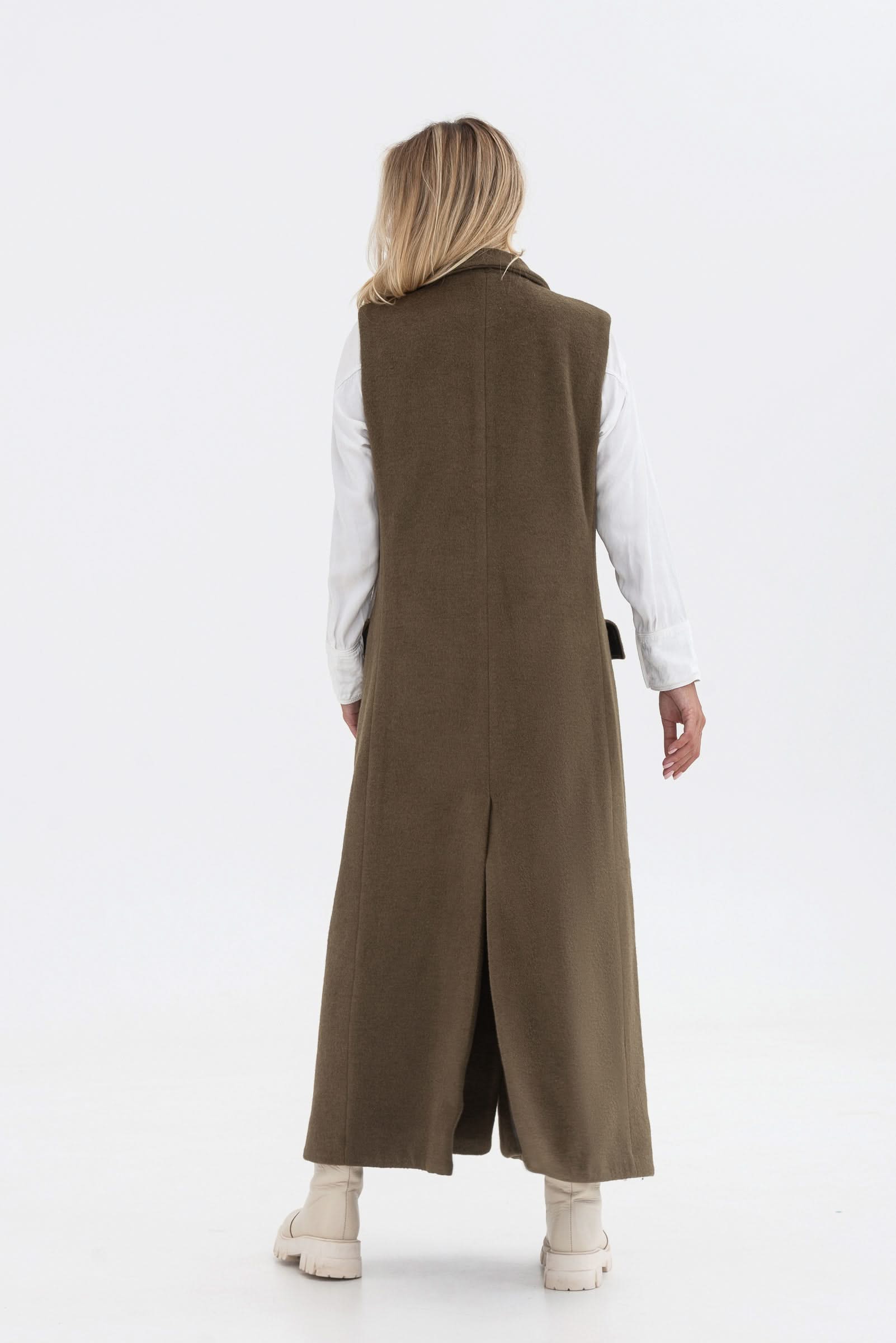 Sleeveless trench coat. Long. Buttoned.