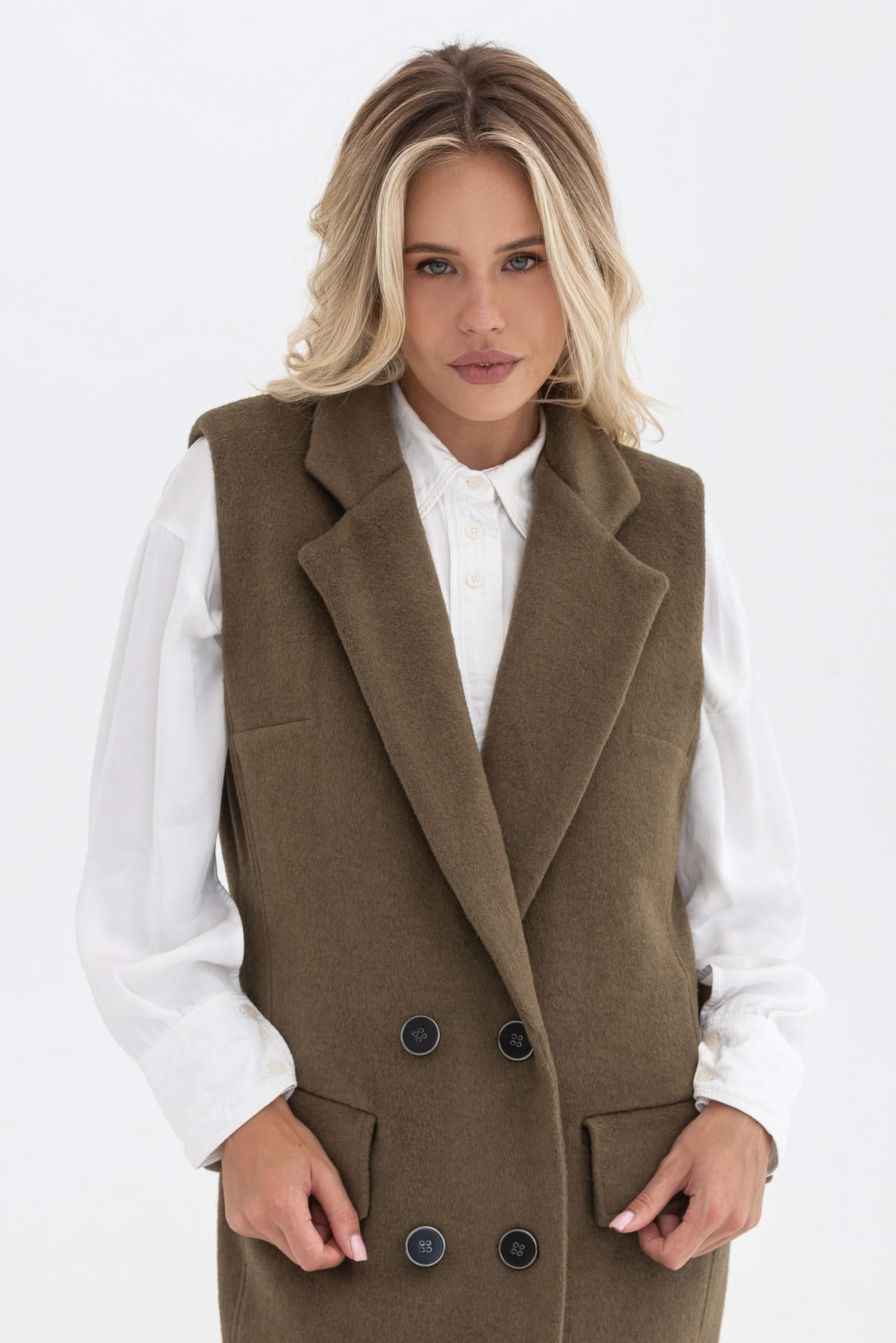 Sleeveless trench coat. Long. Buttoned.
